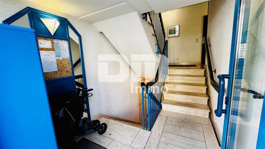 Schöne Eigentumswohnung in gefragter Wohnlage mit Balkon / Tiefgarage und Parkanlage - Eingangsbereich